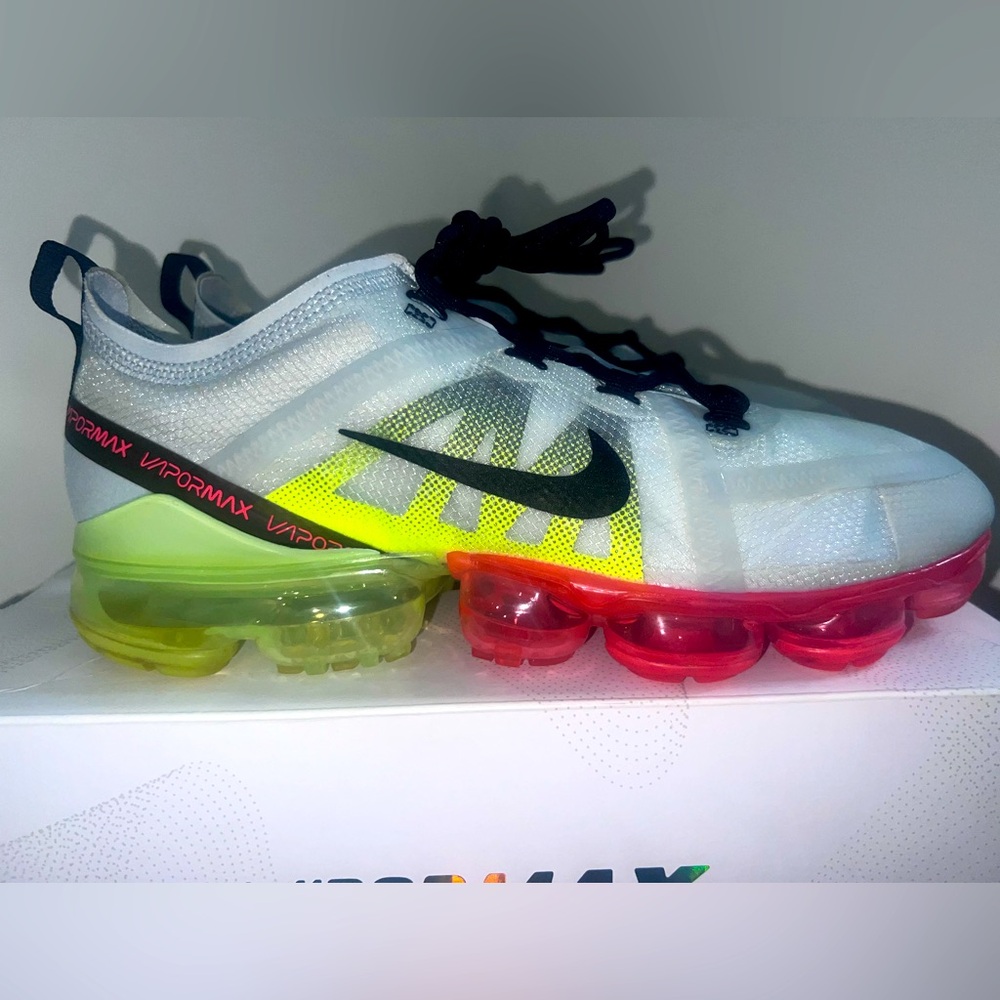 NIKE AIR VAPORMAX 2019 SIZE 9.5 MULTI COLOR